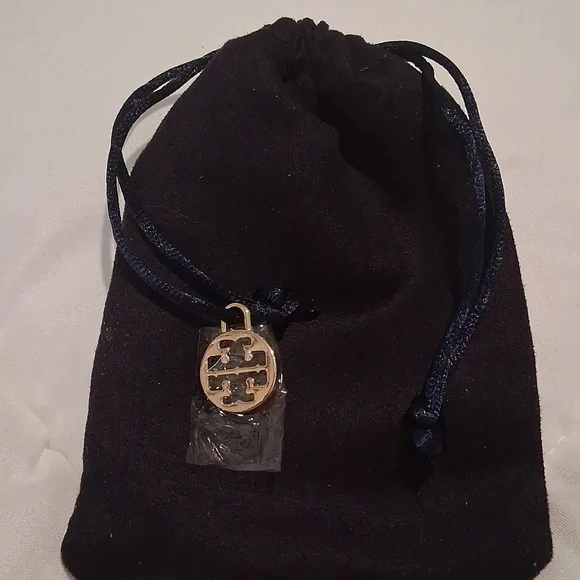 Tory Burch Forget Me Not Green Daisy Pendant Necklace With Dustbag. SOLD OUT - Picture 5 of 5